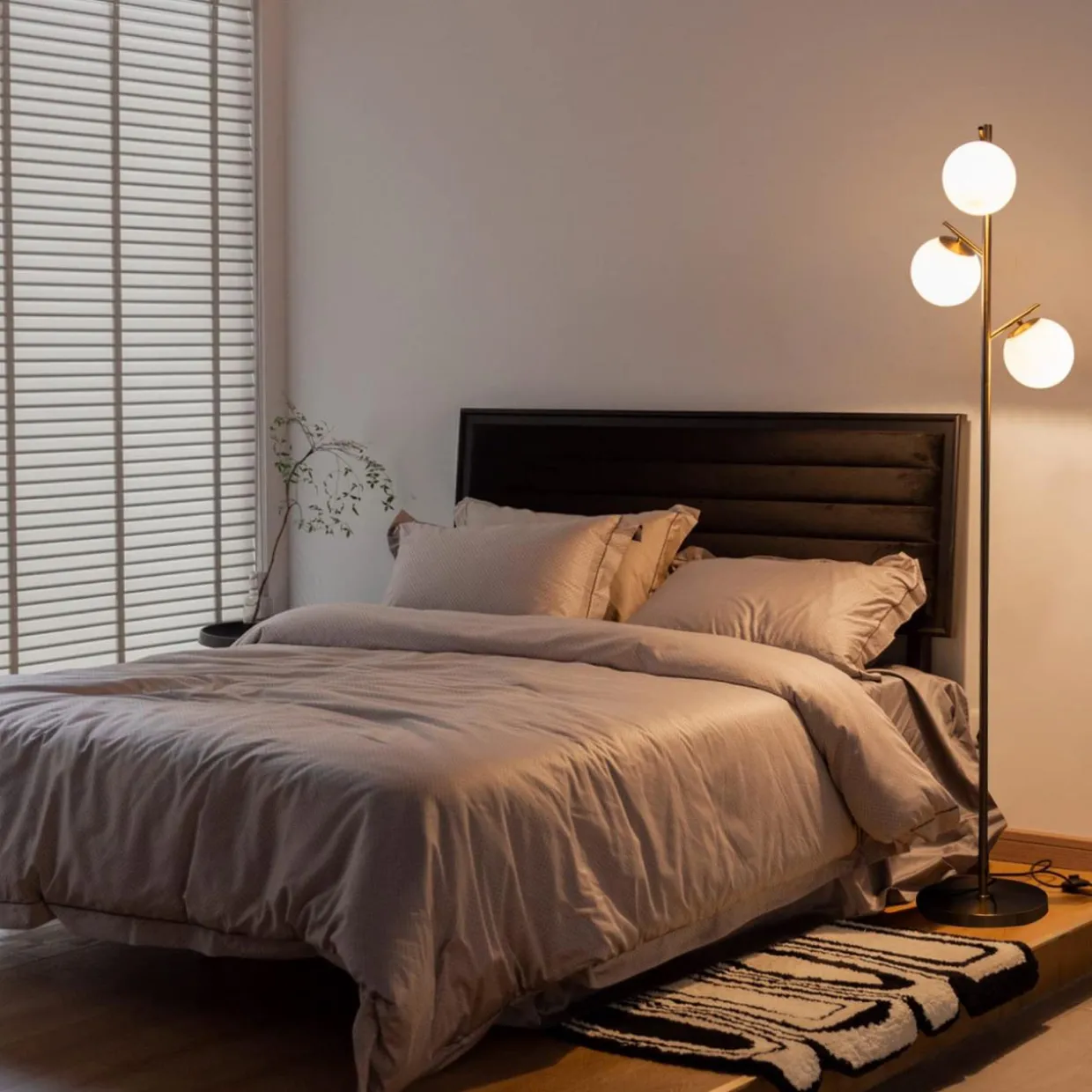 Tangkula 3-Globe Floor Lamp, Modern Freestanding Lamp